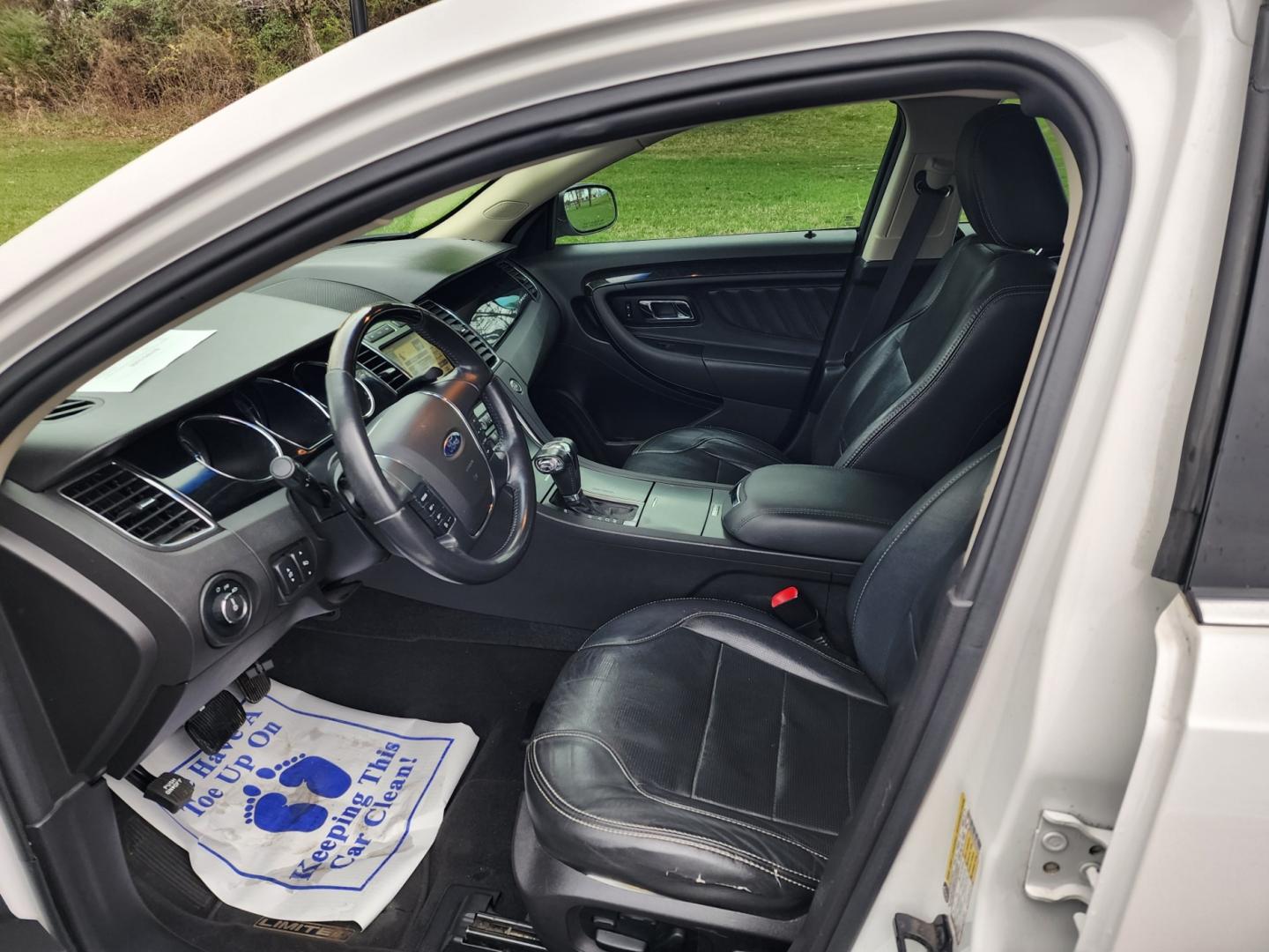 2010 WHITE /Black Ford Taurus Limited FWD (1FAHP2FW7AG) with an 3.5L V6 DOHC 24V engine, 6-Speed Automatic transmission, located at 1221 Madison St., Shelbyville, TN, 37160, (931) 680-9439, 0.000000, 0.000000 - Photo#4